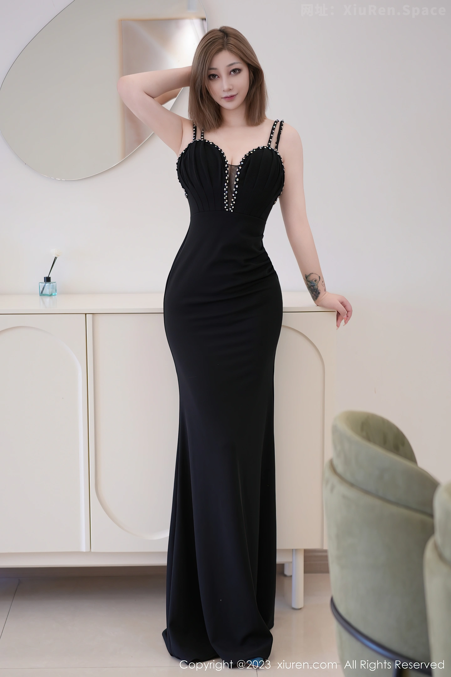 图片[4]-[XiuRen秀人网]VOL.7427 女神妲己 Toxic性感黑色低胸礼裙半脱秀丰满身材撩人诱惑写真60P-秀人网官方网站